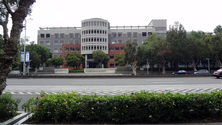 從新生南路看臺北市新生國小校舍